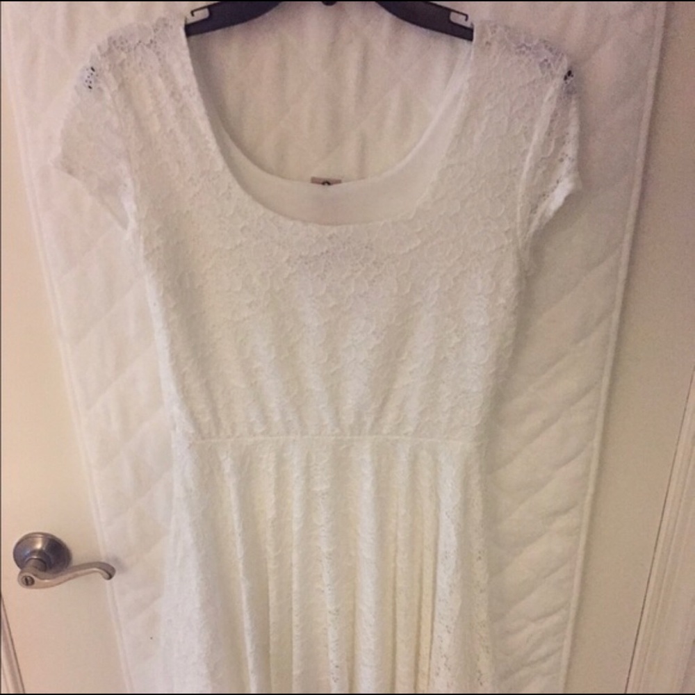 Cap sleeve white lace dress